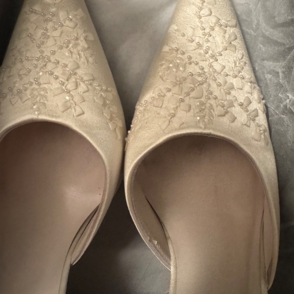 Vintage Stuart Weitzman Vera Wang Rangoon Satin- 8.5 M-heel damaged from grass - Picture 2 of 12